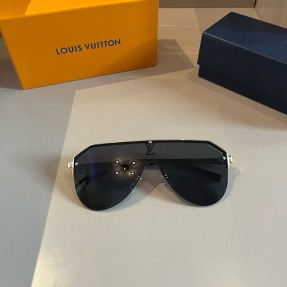 Louis Vuitton Gold Metal Frame Black Sunglasses - Picture 1 of 7